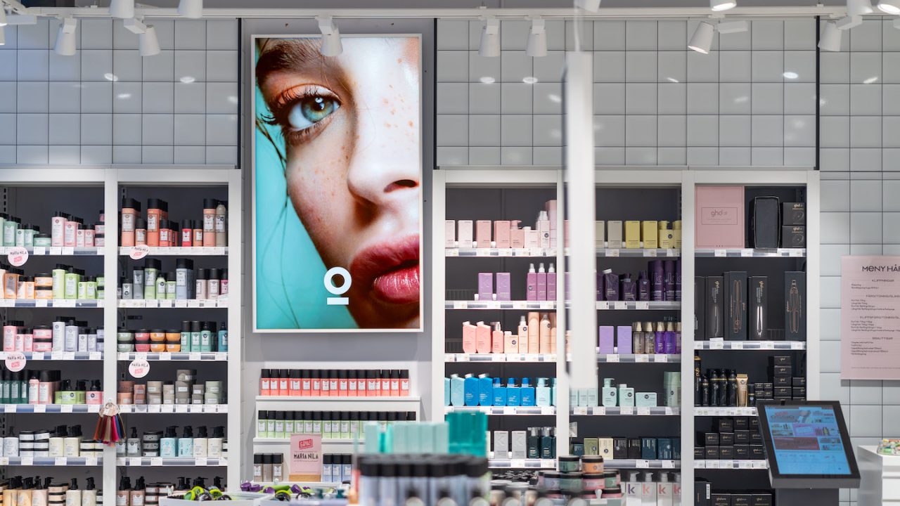 Digital Signage for brand building in retail environment